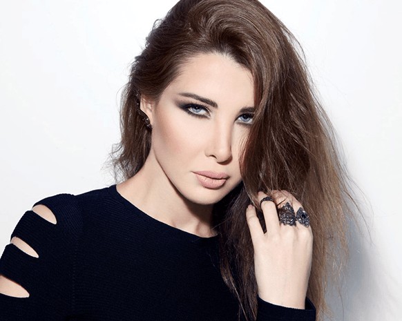 شاهد … نانسي عجرم تحسم الجدل وتكشف حقيقة صورتها مع الشاب السوري القتيل !