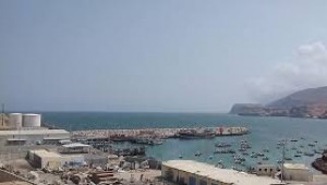 إغلاق ميناء نشطون بالمهرة بعد القبض على قارب يحمل اسلحة