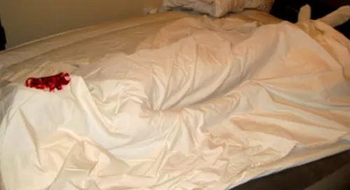 عريس تناول هذه المادة قبل دخلته ومارس مع عروسته بشكل جنوني حتى قتلها ثم جلس يبكي عند جثتها وبعد حضور اهلها كانت الصدمة التي صعقت الجميع