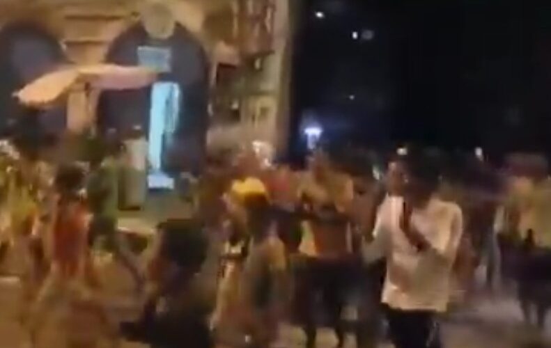 الإحتجاجات الشعبية تندلع في ثالث مديرية بعدن وتغلق الشوارع الرئيسية في المدينة (صور)