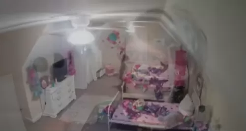 وضعت كاميرات مراقبة في غرفة نوم ابنتها وما شاهدته اصابها بالجنون من هذه الافعال الشيطانية