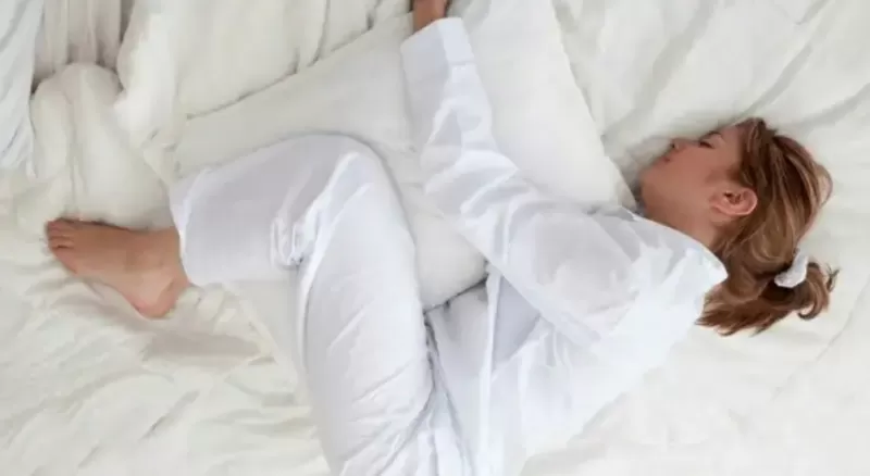 هذا ما يجب عليك وضعه بين فخذيك عند النوم لحماية اعضاءك الحساسة