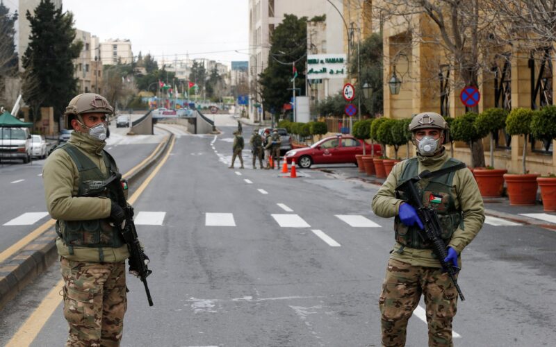 دولة عربية يقيم فيها الكثير من اليمنيين تقر حظر تجوال كامل للتجوال بدء من غدا الخميس بعد ارتفاع صادم لعدد الوفيات