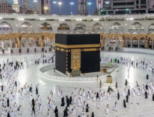 هل يمكن أن يرافق الرجل زوجته أثناء أدائها العمرة كمحرم بدون تصريح؟.. الحج تُجيب