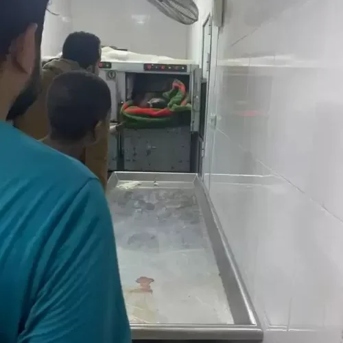 شاهد الصورة الأولى لرؤية أسرة الشاب السنباني لجثة نجلهم