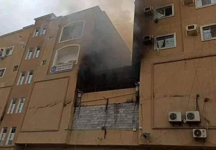 مشاهد صادمة لمحاولات سرقة ونهب اثناء حريق كان يلتهم احد اهم مولات عدن