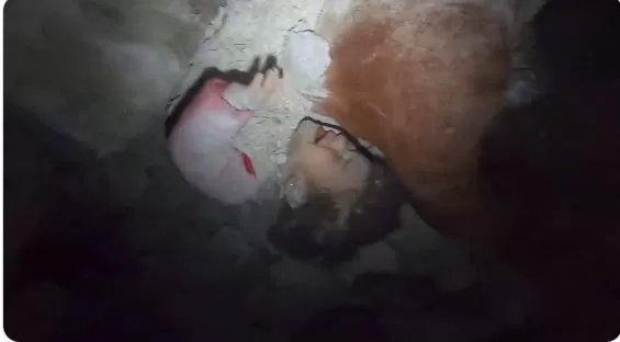 فيديو يبكي الحجر لانتشال طفلة رضيعه انقذتها شقيقتها وماتت بدلاً عنها في الزلزال