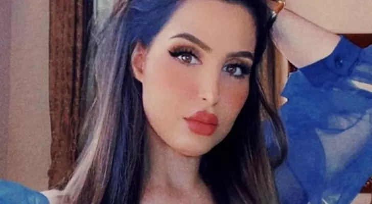 هند القحطاني, تنهار في فيديو مباشر وتكشف تفاصيل هروب ابنتها.