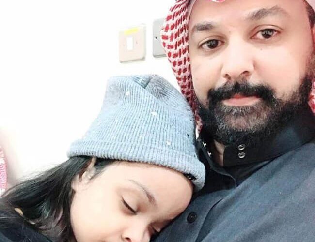 موظف شركة طيران يمنع سعودي يحمل طفلته المعاقة من صعود الطائرة المتجهة للرياض لعلاج ابنته ويلغي رحلته