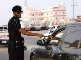 ابتداءً من الغد :مخالفة بقيمة 900 ريال لكل من يوقف سيارته بهذا الشكل أمام بيته في السعودية