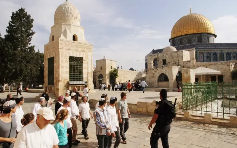 مستوطنون يتخفون بزي إسلامي لاختراق صفوف المصلين في الأقصى.