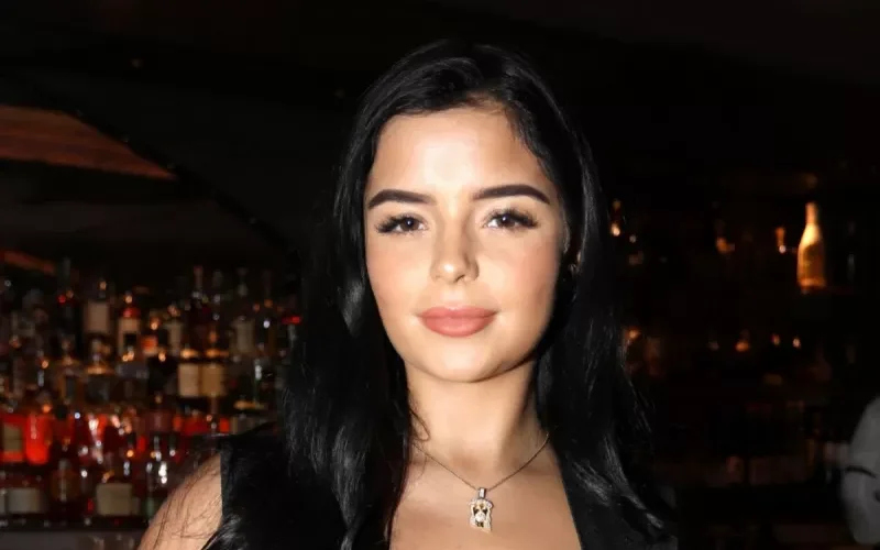 أثارت جنون الشباب . ديمي روز تستعرض كامل جسدها برداء شفاف كشف ما تحته بوضوح باقوى مشهد خادش في الكون