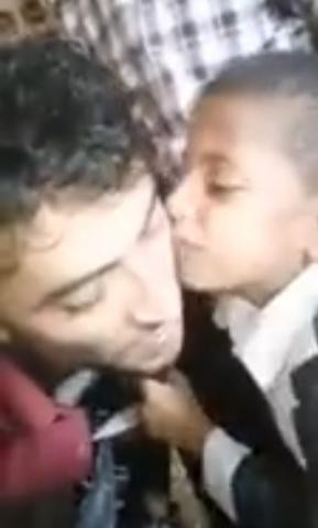 فيديو مؤثر ل طفل يمني يبكي ويصرخ ويطالب بالقصاص لسبب غريب جدا