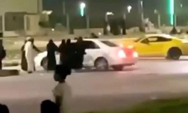 بالفيديو: معركة بين عائلتين يمنيتين من خمسة نساء وثمانية رجال في السعودية