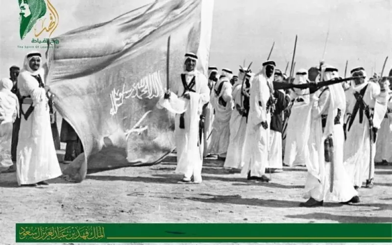 صور نادرة للملك سلمان بجوار العلم السعودي قبل 70 عاما..والكشف عن تاريخها ومناسبتها