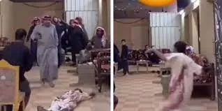 شاب سعودي ينفذ مقلب ويقتحم مجلس للرجال بملابس ملطخة بلون الدماء.. شاهد: ردة فعل الحضور..
