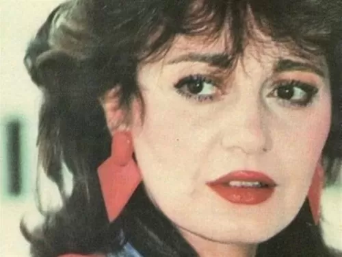 اكتشفها سمير غانم وتوفيت صائمة في رمضان وماعثروا عليه في دولابها فاجئ الجميع.. قصة حياة مديحة كامل المثيرة !!