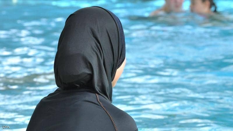 هل ينتقل كورونا في البحر وأحواض السباحة؟