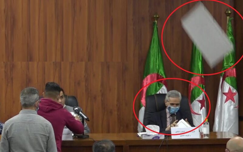 نجا من الموت بأعجوبة.. شاهد: ردة فعل وزير جزائري لحظة انهيار السقف خلال مؤتمر