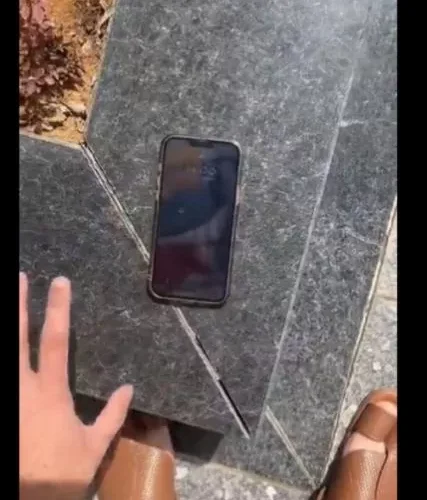 مقيم مصري يترك جوال”غالي الثمن” في شارع عام ليختبر الأمن في السعودية.. وبعد ساعة كانت المفاجأة