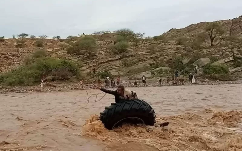 كأنها لعبة أطفال .. فيديو مروع لما فعلته السيول في الجوف بجرافة مع سائقها