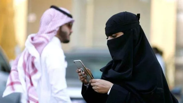 حسناء سعودية تطلب الانفصال من زوجها بسبب صورة رأتها في جوال صديقتها.. لن تصدق ما رأت !