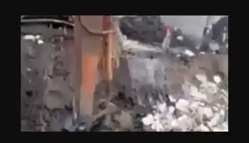 فيديو مضحك لعامل ينقل كوباً من الشاي لزميله عبر الرافعة في مصر