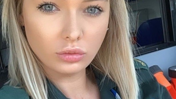 بسبب جمالها الصارخ.. مسعفة تتلقى سيلا من الشتائم بعد نشرها صورا أثناء عملها.. صور