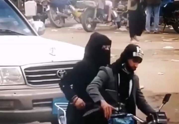 شابة يمنية تكسر حاجز العادات والتقاليد وتقوم بهذا الفعل الذي أشعل مواقع التواصل .. صورة