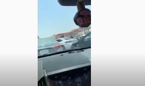 فيديو.. مشاجرة بالأيدي بين فتاتين في شارع عام بالرياض