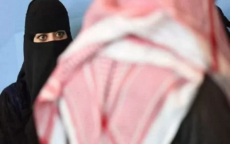 شاهد : زوج سعودي يحتضن زوجته أمام الملأ يثير ضجة واسعة