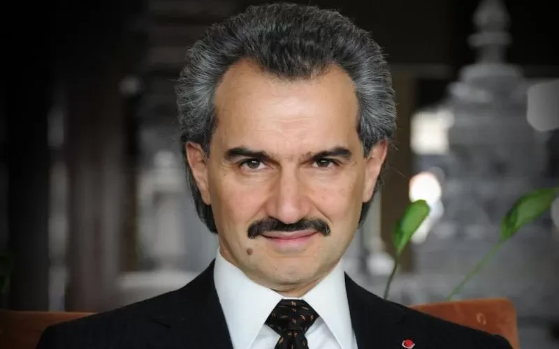 شاهد : ماذا يفعل الأمير الوليد بن طلال ليلاً في صحراء السعودية ؟ لن تصدق ما ذا يفعل !