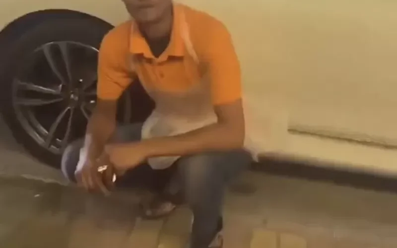 شاهد..فتاة سعودية تطلب مساعدة من احد العمالة لكن فهم شيء آخر