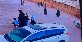 شاهد: فيديو مذهل لطفل يمني ينجو من الموت بأعجوبة