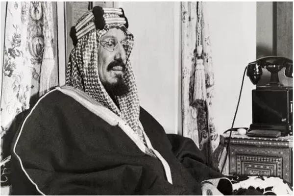من الذاكرة.. تكليف المؤسس للملك فهد بحضور تنصيب إليزابيث يستوقِّف زوَّار كتاب الرياض