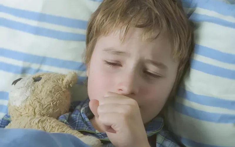 ستة طرق طبيعية لعلاج الكحة والسعال عند الأطفال خاصة في الليل