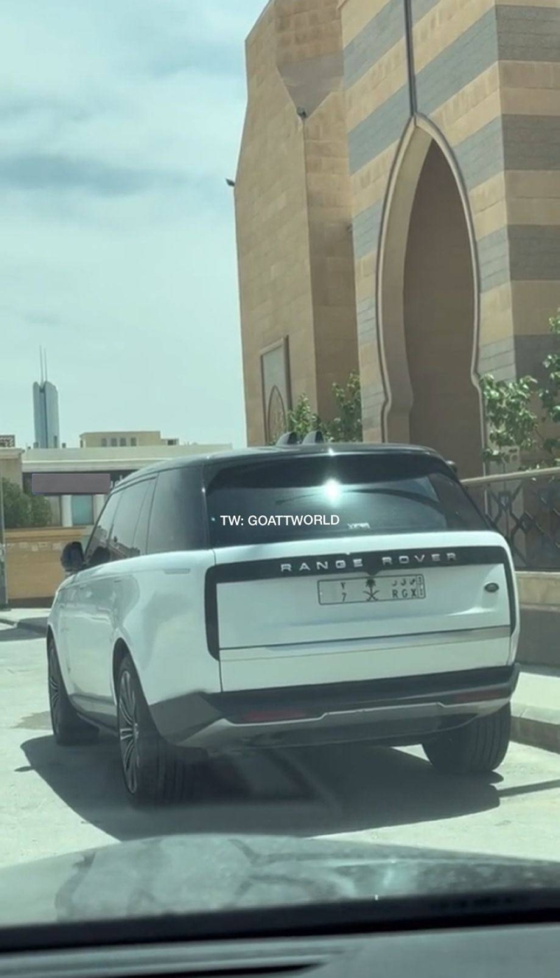 شاهد..صورة سيارة "كرستيانو" متوقفة أمام مسجد في الرياض تثير الجدل !