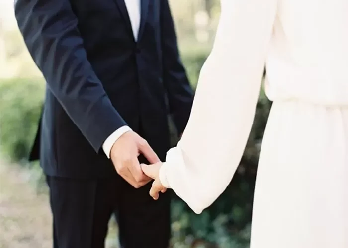 عروسين يمضيان ليلة دخلتهم في التخشيبة بسبب عمل غريب وصادم قامو به بدون خجل