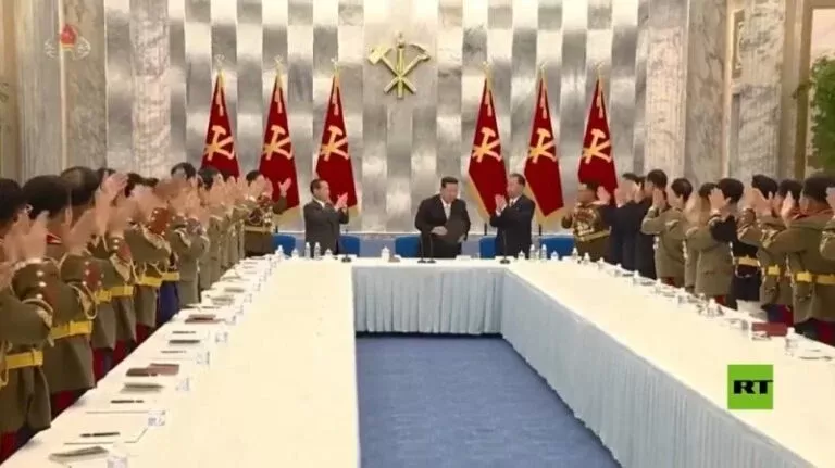 شاهد ردة فعل كبار قادة الجيش الكوري الشمالي لحظة دخول الرئيس كيم جونغ أون