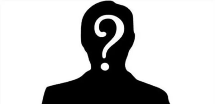 شاهد: اعلامي عربي شهير يتناول الشيشة على الهواء اثناء تقديم برنامجه المباشر