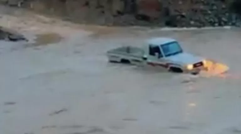 شاهد فيديو مرعب لغرق سيارة في السيول بعد تهور من سائقها في جازان