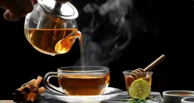 خطأ فادح نرتكبه عند تحضير الشاي!.. من المهم تجنبه