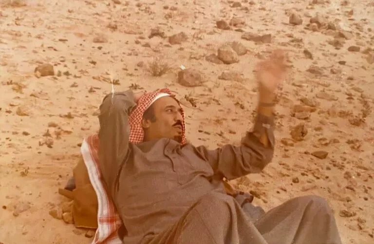صورة نادرة تظهر الملك سلمان مستلقيًا بتواضع وعفوية خلال كشته بر