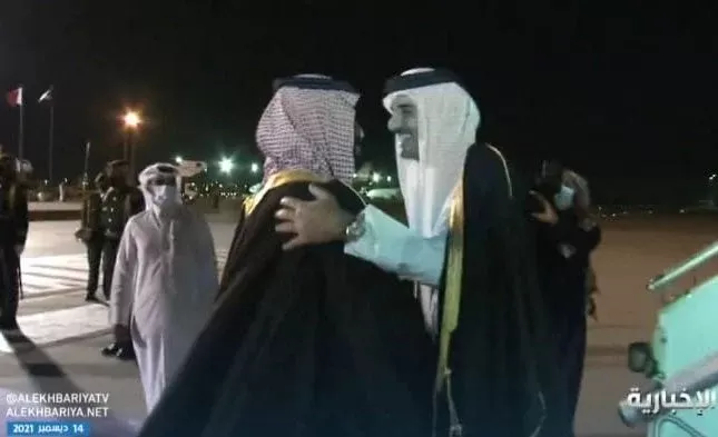 بعد عناق الدوحة الساخن .. شاهد الأمير محمد بن سلمان يستقبل امير قطر في الرياض بطريقة مختلفة