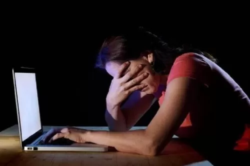 عراقية تبتز شقيقتها بصور في اوضاع فاضحة وتطلب منها شيء صادم وهكذا كانت النهاية المروعة