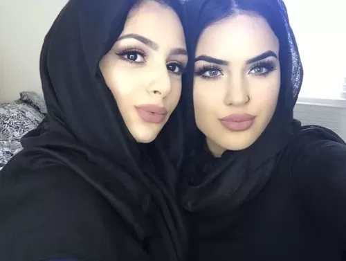 تفاصيل قصة المسن السعودي الذي يضهر في بثوث مباشرة مع الفتيات