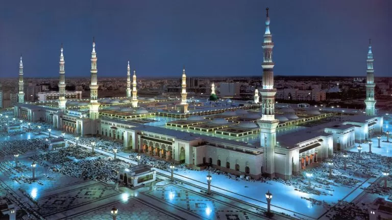 بالفيديو.. مواطن سعودي يسي للدين في المسجد النبوي الشريف