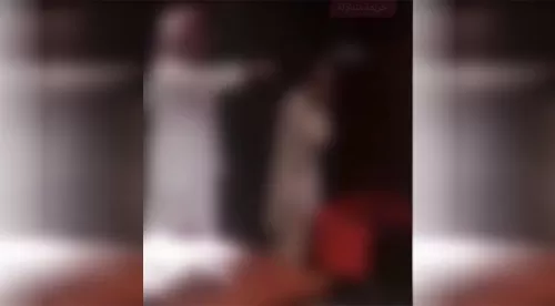 فيديو مروع من السعودية للتعدي بالضرب المبرح والإهانة على وافدين والداخلية تتخذ هذا الإجراء
