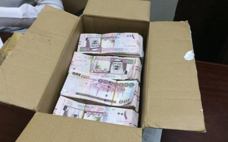 حادث مروري في السعودية يكشف وجود مبالغ مالية “ضخمة” داخل سيارة مقيم