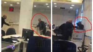 مقطع مؤلم.. عجوز لبناني يحاول إحراق نفسه داخل بنك